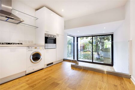 Beautifully appointed two bedroom apartment with a large private garden. - Photo 4