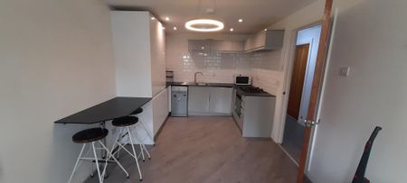 3 bedroom flat to rent - Photo 5