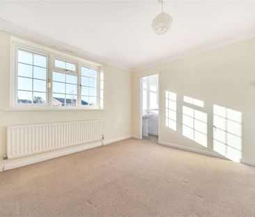 Four-bedroom detached home with countryside views. - Photo 5