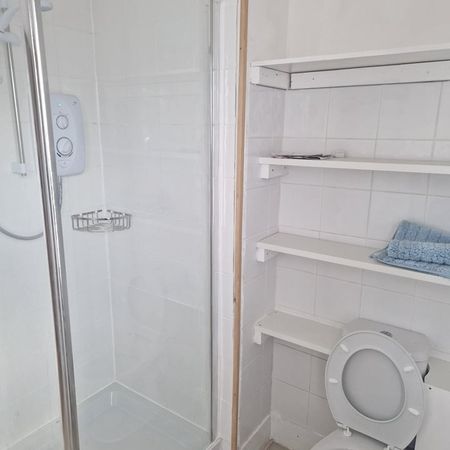 Studio Flat, Buckingham Road, NW10 - Photo 3