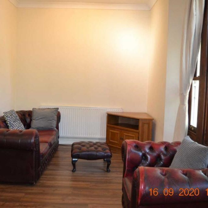 4 bedroom flat to rent - Photo 1