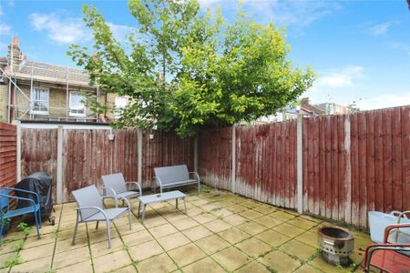 3 bedroom terraced house to rent - Photo 3
