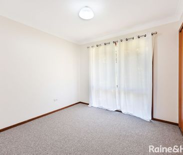 Charming 4-Bedroom Cottage in the Heart of Tamworth - Photo 5