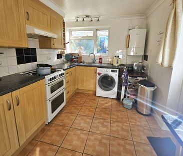 55 Church Road, West Byfleet - 3 bedrooms Property for lettings - S... - Photo 2