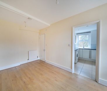 3 bedroom flat to rent - Photo 2