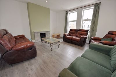 2 bedroom Flat in Brudenell Road, Leeds - Photo 1