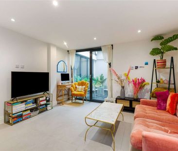 Charming and spacious one bedroom apartment with a patio. - Photo 1