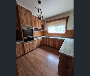 WELL MAINTAINED FAMILY HOME - Photo 3