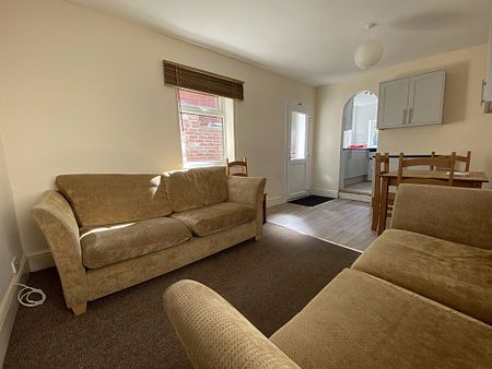 5 bed end of terrace house to rent in Morley Road, Exeter, EX4 - Photo 2
