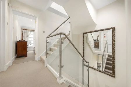 4 bedroom house in London - Photo 3