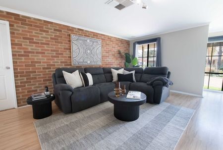 Private, Practical and Perfectly Positioned - Photo 2