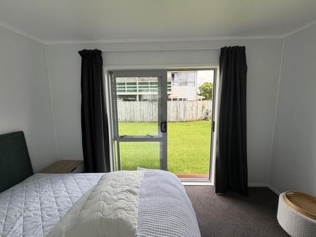 Charming 2-Bedroom House with Sleepout - Photo 4