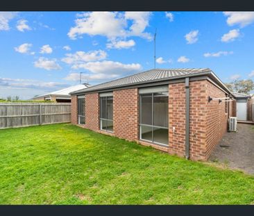 Stylish Family Retreat Offering Space, Comfort & Convenience - Photo 4