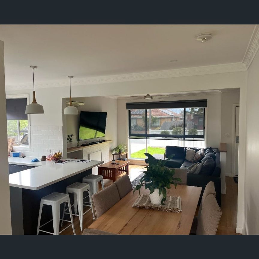 Beautifully renovated 3 bedroom home with modern amenities. - Photo 1