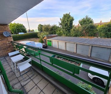 2 Bed Flat, Courtney Towers, IG2 - Photo 6