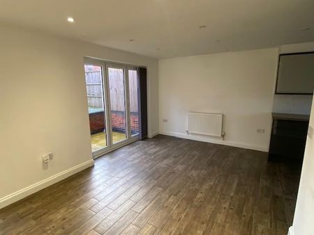 3 bedroom detached house to rent - Photo 2