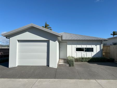 Modern High-Spec Home with Spacious Garden - Papamoa - Photo 3