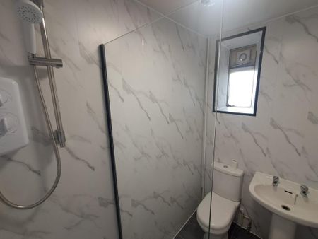 3 bedroom flat to rent - Photo 4