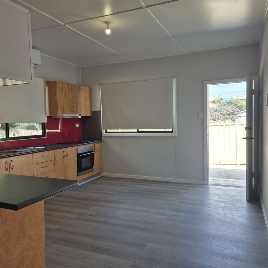 Fully Renovated 1-Bedroom Flat – Just 200m from the Beach&excl; - Photo 1