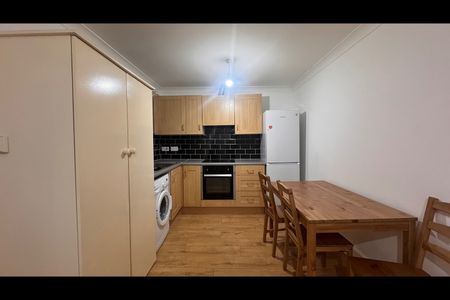 1 Bed Flat, Hare St, SE18 - Photo 2