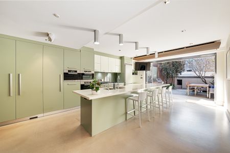 Furnished Executive Rental - Three Bedroom with Separate Study + Parking - Photo 5