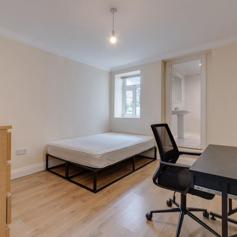 4 bedroom flat in London - Photo 1