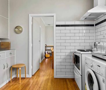 Wooden floor family home - Photo 5