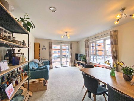 Lincoln Court, Wallis Square, GU14 - Photo 2