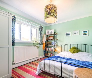 A bright and contemporary 6 bedroom family house in this popular vi... - Photo 2