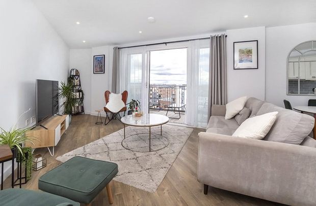 A superb 3 bedroom top floor apartment in the heart of the city centre with allocated parking space. A bright and contemporary property and an all round must to view! - Photo 1