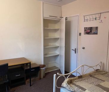 Room in a Shared Flat, London, E16 - Photo 4