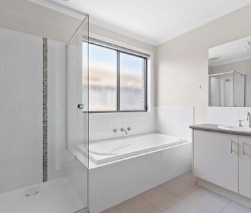 Immaculate Four-Bedroom Home in Prime Lyndhurst Location! - Photo 5