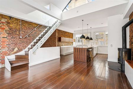 A modern three bedroom mews house situated in the heart of central London. - Photo 4