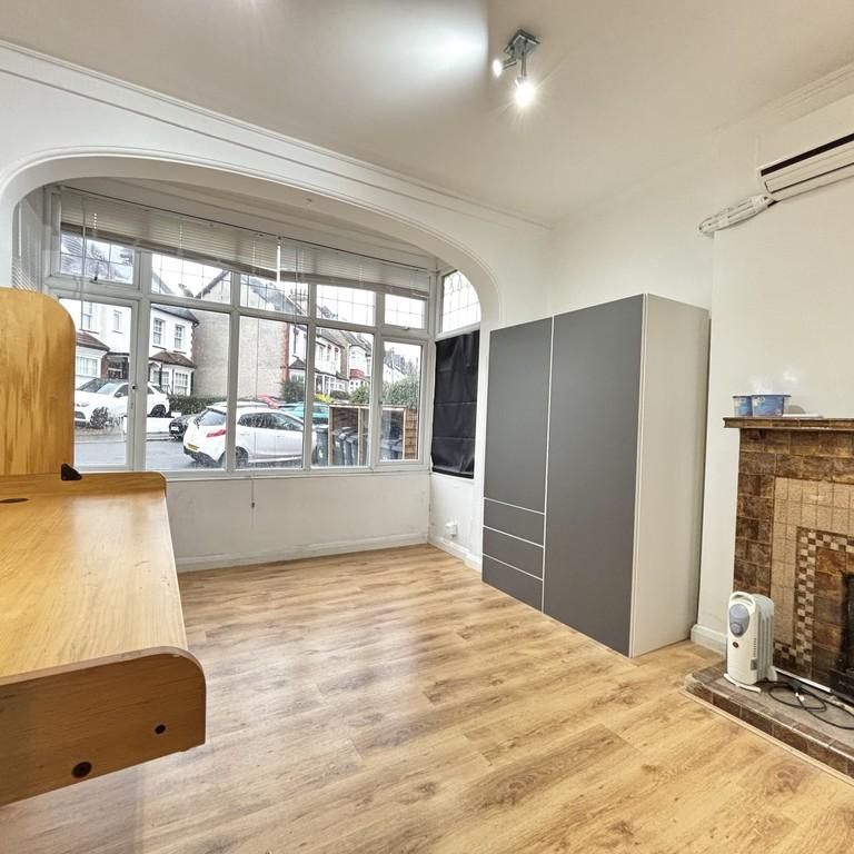 Studio to rent - Photo 1