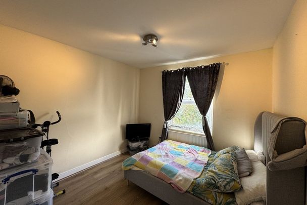 Garratt Lane - Photo 1