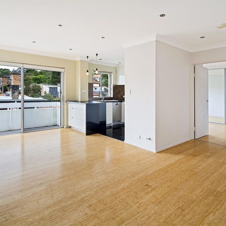 Light Filled 1-Bedroom Apartment - Photo 1