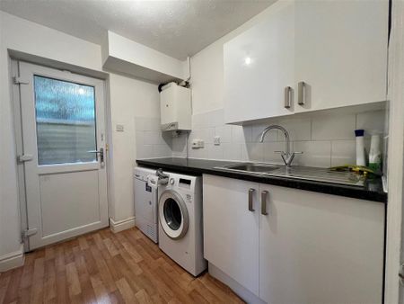 5 bedroom detached house to rent - Photo 2