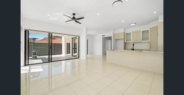 5 Bedroom Home 2 minutes from Varsity College Primary! - Photo 1