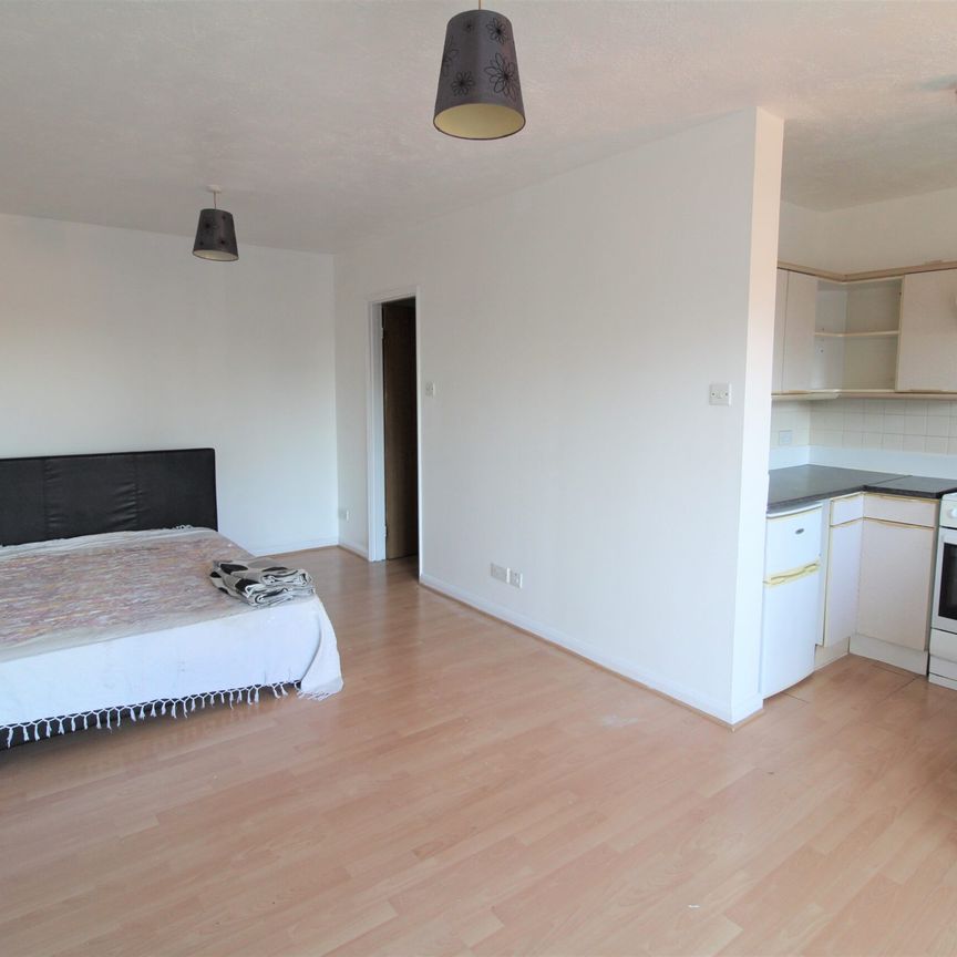Brendon Close, Hayes - Photo 1