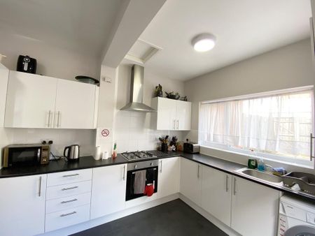 1 bedroom in a house share to rent - Photo 4