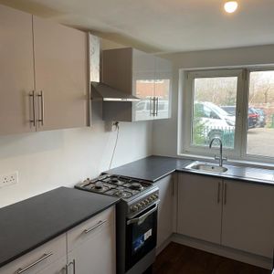 3 Bed Maisonette, Sark Walk, E16 - Photo 2