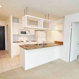 Downtown Vancouver 2 bed + 2 bath + 843sqft + 1 Parking - Photo 2