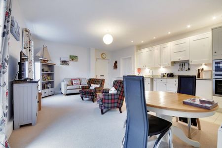 6 bedroom detached house to rent - Photo 5