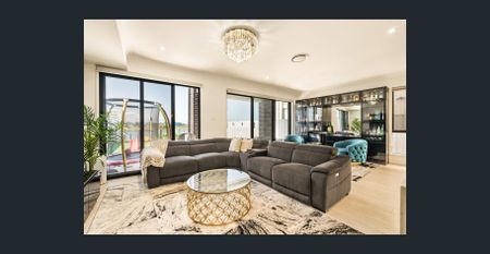 Luxury Lakeside Living – Modern Family Home With Pool, High-End Finishes & Stunning Views - Photo 3