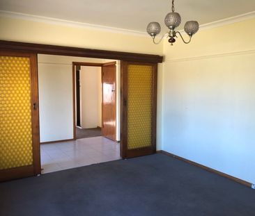 Three Bedrooms in a Great Location - 6 Month Lease - Photo 6