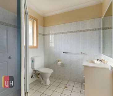 2 BEDROOM TOWNHOUSE WITH COURTYARD MAINTENANCE INCLUDED! - Photo 4