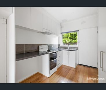 Bright, Low-Maintenance Living in a Central Ringwood Location - Photo 2