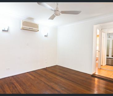 HOME CLOSE TO SHOPS, SCHOOLS, BOND UNIVERSITY AND PUBLIC TRANSPORT - Photo 3