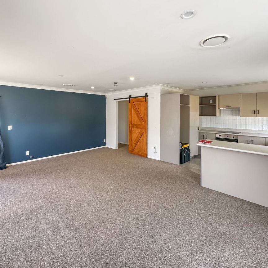 Perfect location, Perfect home! - Photo 1
