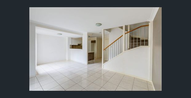 Modern Comfort Meets Location 3-Bedroom Runcorn Townhouse - Photo 1